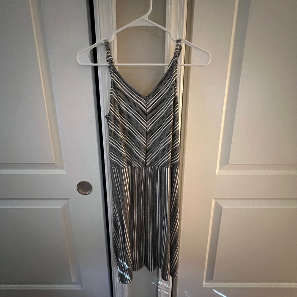 Sleeveless chevron patterned black and white midi summer dress